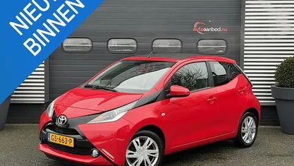 Rood Occasion 2015 Toyota Aygo X-wave Hatchback | € 5.900 (Eerlijke prijs)