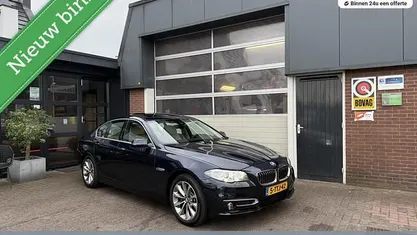 Blauw, metallic lak Occasion 2014 BMW 528 Luxury Line Sedan | € 17.950 (Eerlijke prijs)