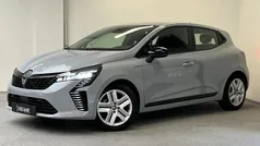 Grijs Gebruikt 2023 Renault Clio V Evolution Hatchback | € 21.695 (Eerlijke prijs)