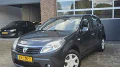 Grijs Gebruikt 2009 Dacia Sandero Lauréate Hatchback | € 2.995 (Eerlijke prijs)