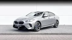 Skyscraper grey metallic (grijs metallic) Nieuw 2025 BMW 220 M Sport Coupé | € 56.794 (Super prijs)