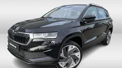 Zwart, metallic lak Gebruikt 2022 Skoda Karoq Style SUV | € 33.450 (Eerlijke prijs)