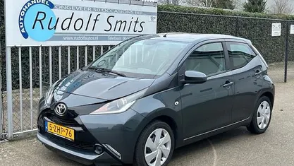 Grijs (metallic) Gebruikt 2015 Toyota Aygo X-play Hatchback | € 6.990 (Eerlijke prijs)
