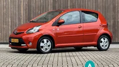 Oranje Gebruikt 2013 Toyota Aygo Hatchback | € 6.450 (Eerlijke prijs)