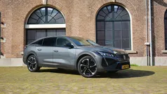 Grijs Gebruikt 2023 Peugeot 408 Allure Sedan | € 25.550 (Eerlijke prijs)