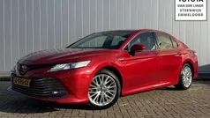 Rood (metallic) Gebruikt 2019 Toyota Camry Executive Sedan | € 26.900 (Eerlijke prijs)