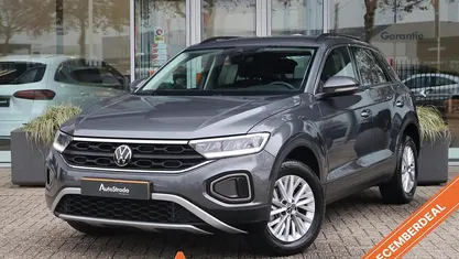 Grijs (metallic) Gebruikt 2023 VW T-Roc Life SUV | € 21.900 (Goede deal)