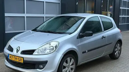 Grijs Gebruikt 2006 Renault Clio II Expression Hatchback | € 1.750 (Eerlijke prijs)