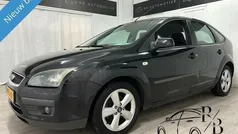 Zwart, metallic lak Gebruikt 2005 Ford Focus Hatchback | € 1.599 (Eerlijke prijs)