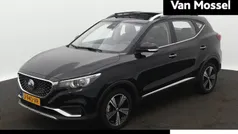 Zwart, metallic lak Gebruikt 2020 MG ZS Luxury Sedan | € 15.995 (Eerlijke prijs)