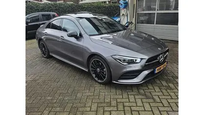 Grijs Gebruikt 2023 Mercedes CLA200 AMG line Sedan | € 36.500 (Goede deal)