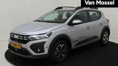 Grijs Gebruikt 2024 Dacia Sandero Essentiel Hatchback | € 20.425 (Eerlijke prijs)
