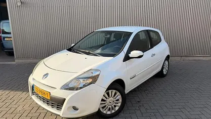 Wit Gebruikt 2011 Renault Clio II Collection Hatchback | € 3.750 (Eerlijke prijs)
