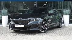 Zwart, metallic lak Gebruikt 2024 BMW 520 M Sport Sedan | € 57.950 (Eerlijke prijs)
