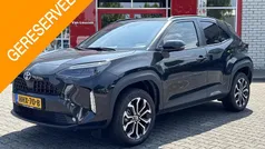 Zwart, metallic lak Gebruikt 2023 Toyota Yaris Cross Style SUV | € 28.740 (Eerlijke prijs)
