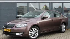 Bruin, metallic lak Gebruikt 2013 Skoda Octavia Business Line Hatchback | € 5.950 (Eerlijke prijs)