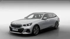 Grijs Nieuw 2025 BMW 530e M Sport Stationwagen | € 88.668 (Eerlijke prijs)
