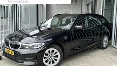 Zwart Gebruikt 2020 BMW 318 Executive Stationwagen | € 26.999 (Goede deal)