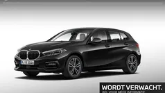 Saphirschwarz metallic (zwart metallic) Gebruikt 2022 BMW 118 Sport Line Hatchback | € 25.900 (Super prijs)