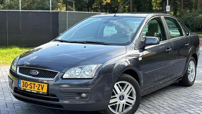 Grijs Gebruikt 2006 Ford Focus Ghia Sedan | € 2.995 (Eerlijke prijs)