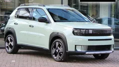 Groen, metallic lak Nieuw 2025 Fiat Grande Panda La Prima SUV | € 28.149 (Eerlijke prijs)
