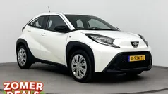 Wit Gebruikt 2024 Toyota Aygo Play Hatchback | € 18.499 (Eerlijke prijs)