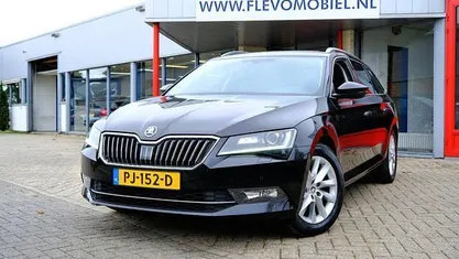 Zwart Gebruikt 2017 Skoda Superb Business Line Stationwagen | € 14.950 (Goede deal)