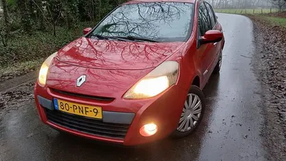Rood Occasion 2011 Renault Clio II Authentique Hatchback | € 2.950 (Eerlijke prijs)