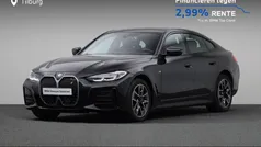 Saphirschwarz metallic (zwart metallic) Gebruikt 2022 BMW i4 Executive Sedan | € 44.880 (Eerlijke prijs)