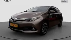 Grijs, metallic lak Gebruikt 2016 Toyota Auris Hatchback | € 13.950 (Eerlijke prijs)