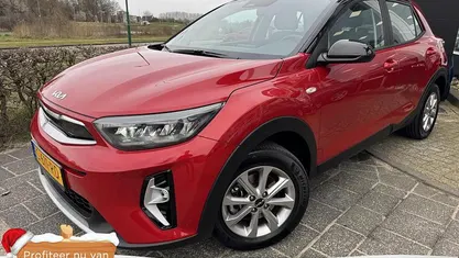 Signal red/black m Gebruikt 2023 Kia Stonic SUV | € 20.800 (Eerlijke prijs)