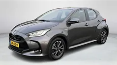 Grijs (metallic) Gebruikt 2020 Toyota Yaris Hybrid Hatchback | € 18.950 (Eerlijke prijs)