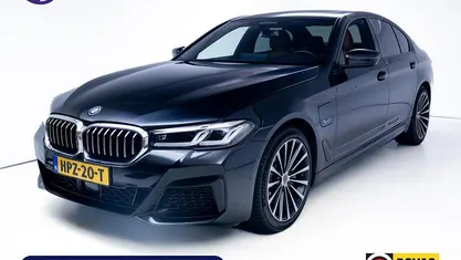 Zwart Occasion 2022 BMW 545e M Sport Sedan | € 48.400 (Goede deal)