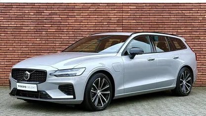 Grijs Gebruikt 2025 Volvo V60 Plus Stationwagen | € 46.950 (Eerlijke prijs)