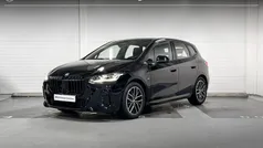 Saphirschwarz metallic (zwart metallic) Gebruikt 2023 BMW 220 M Sport Stationwagen | € 38.899 (Eerlijke prijs)