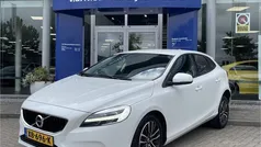 Wit, metallic lak Gebruikt 2018 Volvo V40 Stationwagen | € 16.450 (Eerlijke prijs)