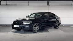 Zwart, metallic lak Gebruikt 2023 BMW 530e M Sport Sedan | € 45.900 (Eerlijke prijs)