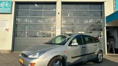 Grijs Gebruikt 2001 Ford Focus Trend Hatchback | € 1.250 (Eerlijke prijs)