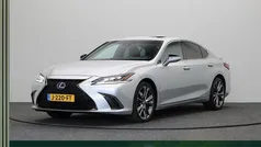 Gebruikt 2020 Lexus ES300H Sport Line Sedan | € 40.945 (Eerlijke prijs)