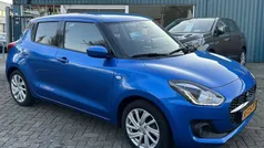 Blauw, metallic lak Gebruikt 2022 Suzuki Swift Hatchback | € 16.695 (Eerlijke prijs)