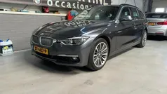 Grijs, metallic lak Gebruikt 2019 BMW 318 Luxury Line Stationwagen | € 22.500 (Eerlijke prijs)