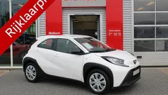 Gebruikt 2023 Toyota Aygo Play Hatchback | € 17.400 (Eerlijke prijs)