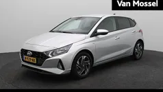 Sleek silver metallic (rys) Gebruikt 2021 Hyundai i20 Comfort Hatchback | € 15.940 (Eerlijke prijs)