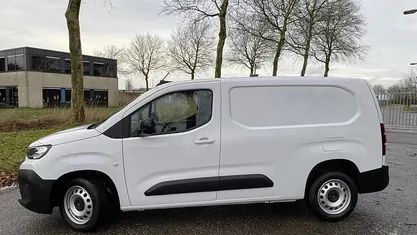 Wit Nieuw 2026 Citroën Berlingo Comfort MPV | € 27.495 (Eerlijke prijs)