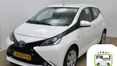 Wit Gebruikt 2016 Toyota Aygo X-play Hatchback | € 9.464 (Eerlijke prijs)