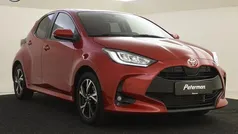 Rood, metallic lak Nieuw 2024 Toyota Yaris Edition Hatchback | € 28.899 (Eerlijke prijs)