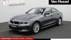 Grijs, metallic lak Gebruikt 2021 BMW 330e Comfort Edition Sedan | € 27.445 (Super prijs)