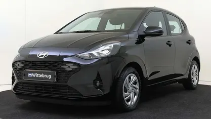 Zwart (metallic) Gebruikt 2023 Hyundai i10 Comfort Hatchback | € 15.925 (Eerlijke prijs)