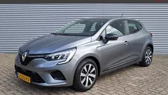 Grijs metallic Gebruikt 2023 Renault Clio V Equilibre Hatchback | € 14.995 (Eerlijke prijs)