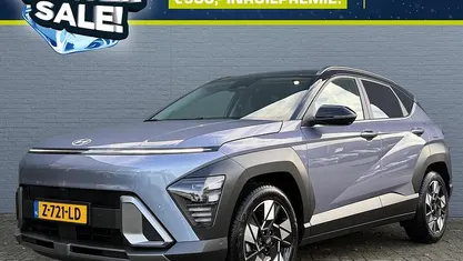 Meta blue Occasion 2024 Hyundai Kona Premium SUV | € 35.385 (Eerlijke prijs)